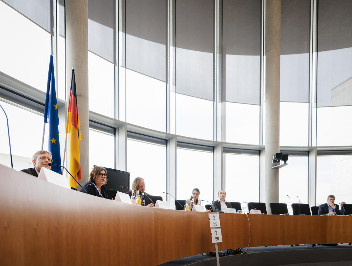 EU-Kommissarin für Verkehr, Adina Vălean, zu Gast im Ausschuss für die Angelegenheiten der Europäischen Union unter Leitung des Vorsitzenden Dr. Anton Hofreiter, Bündnis 90/Die Grünen, MdB. Blick in den Saal.; EU-Kommissarin für Verkehr, Adina Vălean, zu Gast im Ausschuss für die Angelegenheiten der Europäischen Union unter Leitung des Vorsitzenden Dr. Anton Hofreiter, Bündnis 90/Die Grünen, MdB. Blick in den Saal.;