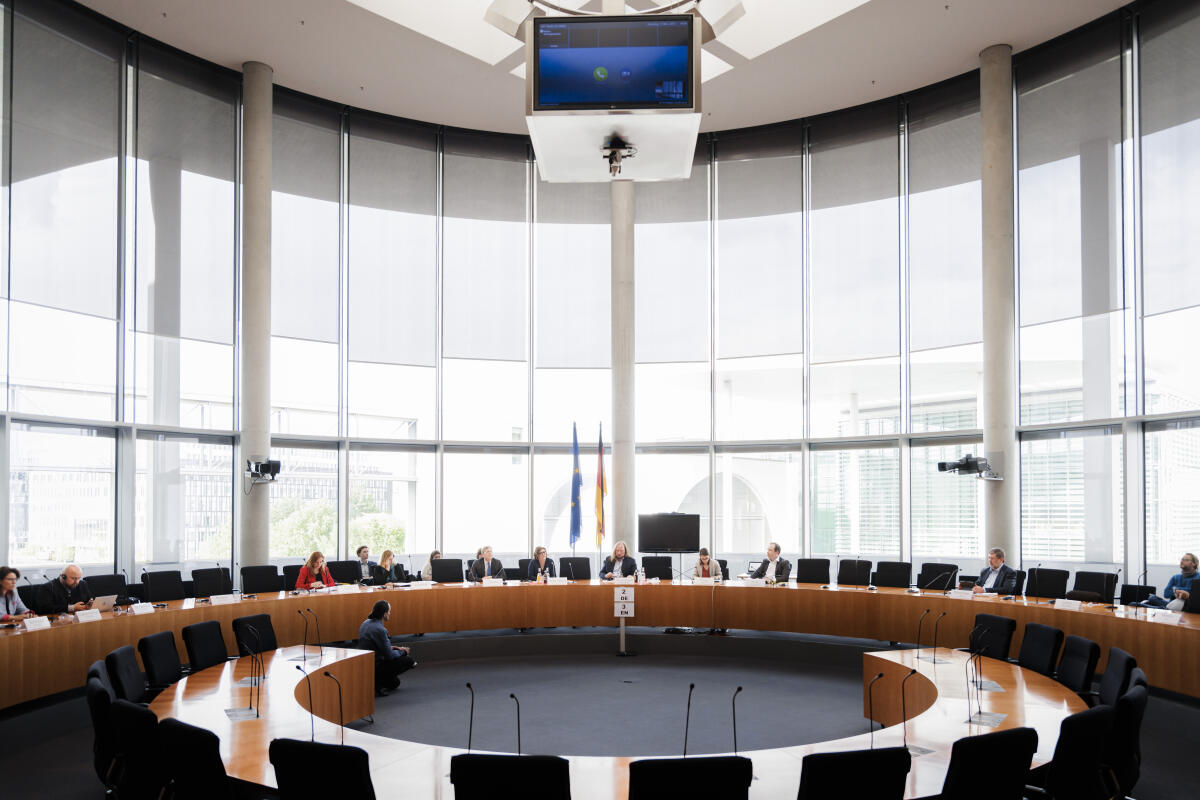 EU-Kommissarin für Verkehr, Adina Vălean, zu Gast im Ausschuss für die Angelegenheiten der Europäischen Union unter Leitung des Vorsitzenden Dr. Anton Hofreiter, Bündnis 90/Die Grünen, MdB. Blick in den Saal.; EU-Kommissarin für Verkehr, Adina Vălean, zu Gast im Ausschuss für die Angelegenheiten der Europäischen Union unter Leitung des Vorsitzenden Dr. Anton Hofreiter, Bündnis 90/Die Grünen, MdB. Blick in den Saal.;