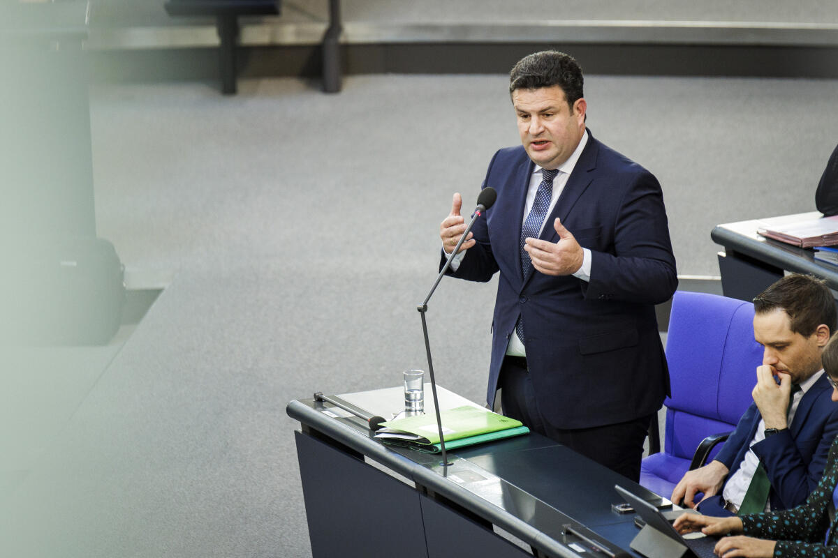 Bundesarbeitsminister Hubertus Heil (SPD) während der Regierungsbefragung auf der Regierungsbank. Heil, Hubertus Bundesarbeitsminister Hubertus Heil (SPD) während der Regierungsbefragung auf der Regierungsbank.