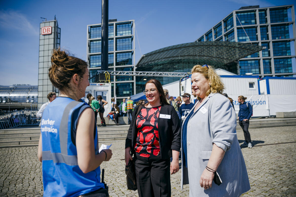 Gemeinsamer Besuch der Unterausschüsse Bürgerschaftliches Engagement und Kinderkommission des Willkommenszelts für Flüchtlinge vor dem Berliner Hauptbahnhof am 18.05.2022. Sarah Lahrkamp, SPD, MdB (mitte), Ariane Fäscher, SPD, MdB (rechts), im Gespräch mit Mitarbeiterinnen der Berliner Stadtmission. Lahrkamp, Sarah; Fäscher, Ariane Gemeinsamer Besuch der Unterausschüsse Bürgerschaftliches Engagement und Kinderkommission des Willkommenszelts für Flüchtlinge vor dem Berliner Hauptbahnhof am 18.05.2022. Sarah Lahrkamp, SPD, MdB (mitte), Ariane Fäscher, SPD, MdB (rechts), im Gespräch mit Mitarbeiterinnen der Berliner Stadtmission.