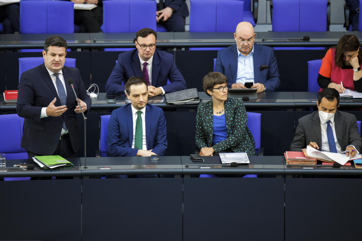 Bundesminister für Arbeit und Soziales Hubertus Heil, SPD am Mittwoch, 18. Mai 2022, in der Regierungsbefragung im Bundestag. Heil, Hubertus Bundesminister für Arbeit und Soziales Hubertus Heil, SPD am Mittwoch, 18. Mai 2022, in der Regierungsbefragung im Bundestag.