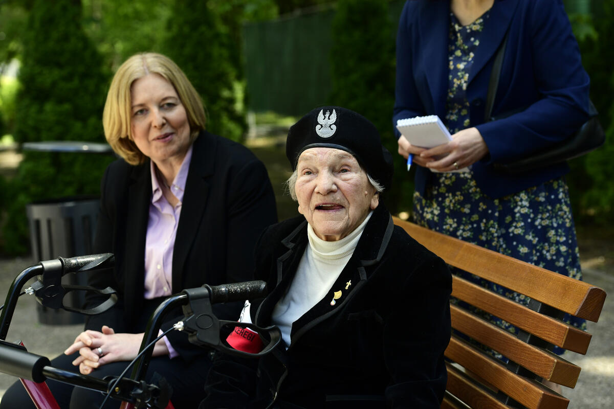 Bundestagspräsidentin Bärbel Bas (l), SPD, MdB, reist auf Einladung ihrer polnischen Amtskollegin, Sejm-Marschallin Elżbieta Witek, zu einem Antrittsbesuch nach Warschau. Hier im Gespräch mit Wanda Traczyk-Stawska (r), Veteranin des Warschauer Aufstands, bei der Kranzniederlegung am Denkmal „Gefallen – Unbesiegt“ auf dem Friedhof für die Aufständischen von Warschau. Bas, Bärbel; Traczyk-Stawska, Wanda Bundestagspräsidentin Bärbel Bas (l), SPD, MdB, reist auf Einladung ihrer polnischen Amtskollegin, Sejm-Marschallin Elżbieta Witek, zu einem Antrittsbesuch nach Warschau. Hier im Gespräch mit Wanda Traczyk-Stawska (r), Veteranin des Warschauer Aufstands, bei der Kranzniederlegung am Denkmal „Gefallen – Unbesiegt“ auf dem Friedhof für die Aufständischen von Warschau.