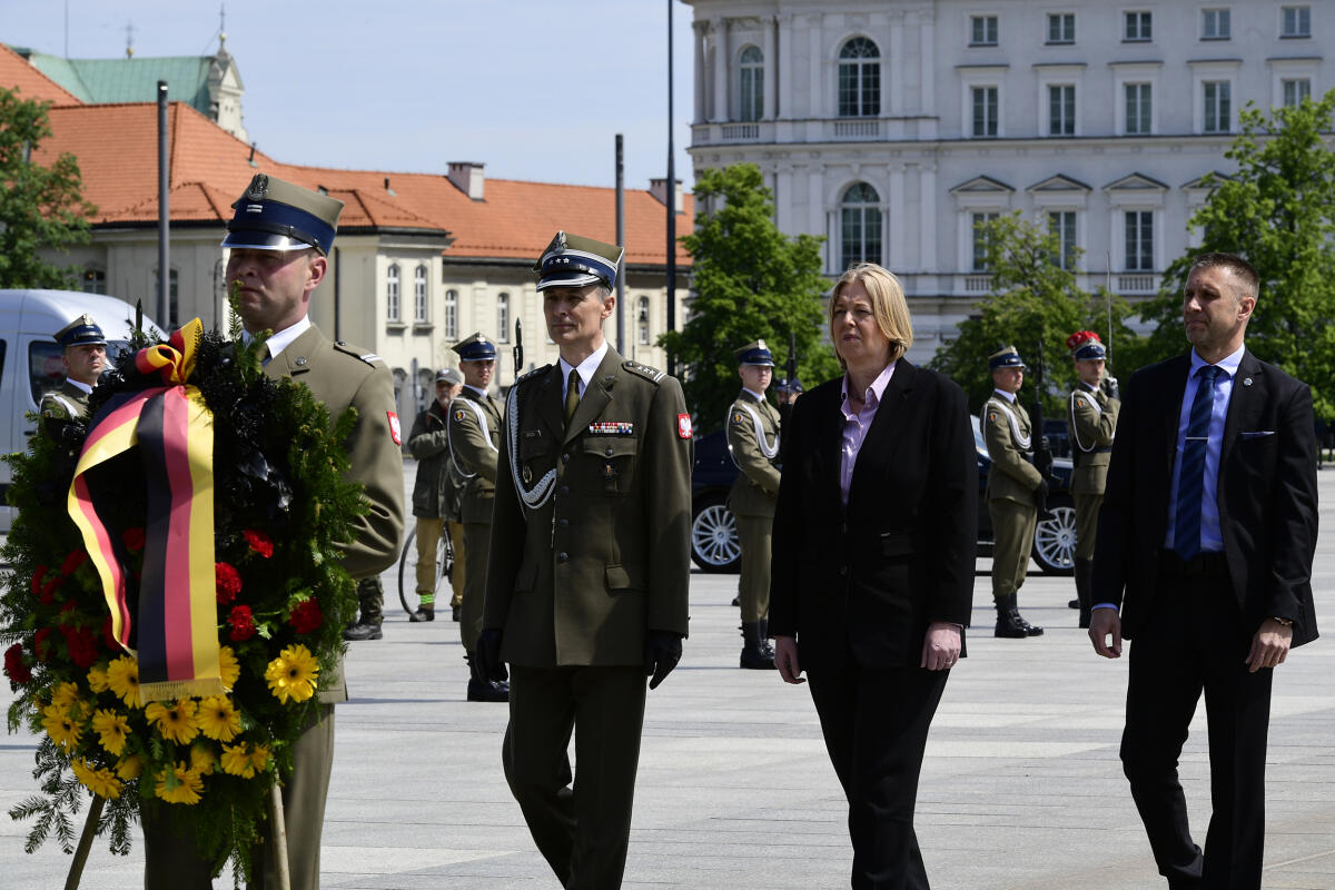 Bundestagspräsidentin Bärbel Bas (2vr), SPD, MdB, reist auf Einladung ihrer polnischen Amtskollegin, Sejm-Marschallin Elżbieta Witek, zu einem Antrittsbesuch nach Warschau. Hier bei der Kranzniederlegung am Grabmal des unbekannten Soldaten. Bas, Bärbel Bundestagspräsidentin Bärbel Bas (2vr), SPD, MdB, reist auf Einladung ihrer polnischen Amtskollegin, Sejm-Marschallin Elżbieta Witek, zu einem Antrittsbesuch nach Warschau. Hier bei der Kranzniederlegung am Grabmal des unbekannten Soldaten.