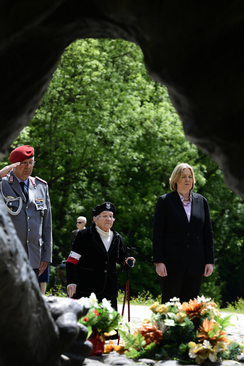 Bundestagspräsidentin Bärbel Bas (r), SPD, MdB, reist auf Einladung ihrer polnischen Amtskollegin, Sejm-Marschallin Elżbieta Witek, zu einem Antrittsbesuch nach Warschau. Hier bei der Kranzniederlegung am Denkmal „Gefallen – Unbesiegt“ auf dem Friedhof für die Aufständischen von Warschau mit Wanda Traczyk-Stawska (m), Veteranin des Warschauer Aufstands . Bas, Bärbel; Traczyk-Stawska, Wanda Bundestagspräsidentin Bärbel Bas (r), SPD, MdB, reist auf Einladung ihrer polnischen Amtskollegin, Sejm-Marschallin Elżbieta Witek, zu einem Antrittsbesuch nach Warschau. Hier bei der Kranzniederlegung am Denkmal „Gefallen – Unbesiegt“ auf dem Friedhof für die Aufständischen von Warschau mit Wanda Traczyk-Stawska (m), Veteranin des Warschauer Aufstands .