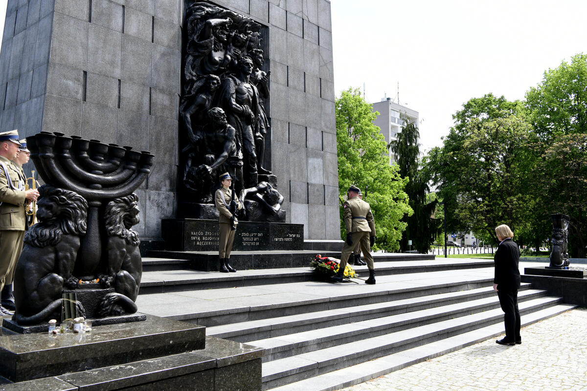 Bundestagspräsidentin Bärbel Bas, SPD, MdB, reist auf Einladung ihrer polnischen Amtskollegin, Sejm-Marschallin Elżbieta Witek, zu einem Antrittsbesuch nach Warschau. Hier bei der Kranzniederlegung am Denkmal der Helden des Ghettoaufstandes. Bas, Bärbel Bundestagspräsidentin Bärbel Bas, SPD, MdB, reist auf Einladung ihrer polnischen Amtskollegin, Sejm-Marschallin Elżbieta Witek, zu einem Antrittsbesuch nach Warschau. Hier bei der Kranzniederlegung am Denkmal der Helden des Ghettoaufstandes.
