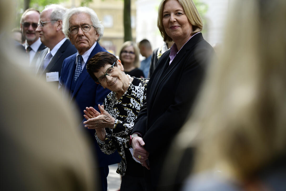 Bundestagspräsidentin Bärbel Bas (r), SPD, MdB, reist auf Einladung ihrer polnischen Amtskollegin, Sejm-Marschallin Elżbieta Witek, zu einem Antrittsbesuch nach Warschau. Hier bei der feierlichen Denkmalsenthüllung zur Würdigung der Leistungen Polens und der Gewerkschaft Solidarnosc für den Fall der Berliner Mauer und die Wiedererlangung der Deutschen Einheit mit dem Stadtpräsidenten von Warschau, Rafał Trzaskowski; der Bundestagspräsidentin a. D. Prof. Dr. Rita Süssmuth (m); Dr. H. Dieter Gobbers, Vorstand der Adalbert-Stiftung; Minister für Bundes- und Europaangelegenheiten sowie Internationales des Landes Nordrhein-Westfalen, Dr. Stephan Holthoff-Pförtner (l). Bas, Bärbel; Süssmuth, Rita; Holthoff-Pförtner, Stephan Bundestagspräsidentin Bärbel Bas (r), SPD, MdB, reist auf Einladung ihrer polnischen Amtskollegin, Sejm-Marschallin Elżbieta Witek, zu einem Antrittsbesuch nach Warschau. Hier bei der feierlichen Denkmalsenthüllung zur Würdigung der Leistungen Polens und der Gewerkschaft Solidarnosc für den Fall der Berliner Mauer und die Wiedererlangung der Deutschen Einheit mit dem Stadtpräsidenten von Warschau, Rafał Trzaskowski; der Bundestagspräsidentin a. D. Prof. Dr. Rita Süssmuth (m); Dr. H. Dieter Gobbers, Vorstand der Adalbert-Stiftung; Minister für Bundes- und Europaangelegenheiten sowie Internationales des Landes Nordrhein-Westfalen, Dr. Stephan Holthoff-Pförtner (l).