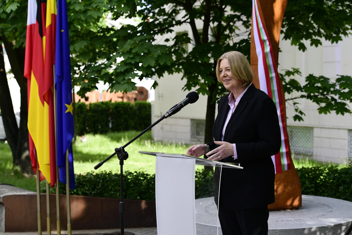 Bundestagspräsidentin Bärbel Bas (im Bild), SPD, MdB, reist auf Einladung ihrer polnischen Amtskollegin, Sejm-Marschallin Elżbieta Witek, zu einem Antrittsbesuch nach Warschau. Hier bei ihrer Rede zur feierlichen Denkmalsenthüllung zur Würdigung der Leistungen Polens und der Gewerkschaft Solidarnosc für den Fall der Berliner Mauer und die Wiedererlangung der Deutschen Einheit. Bas, Bärbel Bundestagspräsidentin Bärbel Bas (im Bild), SPD, MdB, reist auf Einladung ihrer polnischen Amtskollegin, Sejm-Marschallin Elżbieta Witek, zu einem Antrittsbesuch nach Warschau. Hier bei ihrer Rede zur feierlichen Denkmalsenthüllung zur Würdigung der Leistungen Polens und der Gewerkschaft Solidarnosc für den Fall der Berliner Mauer und die Wiedererlangung der Deutschen Einheit.