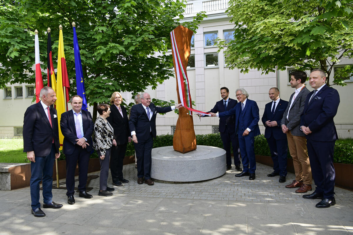 Bundestagspräsidentin Bärbel Bas (4vl), SPD, MdB, reist auf Einladung ihrer polnischen Amtskollegin, Sejm-Marschallin Elżbieta Witek, zu einem Antrittsbesuch nach Warschau. Hier bei der feierlichen Denkmalsenthüllung zur Würdigung der Leistungen Polens und der Gewerkschaft Solidarnosc für den Fall der Berliner Mauer und die Wiedererlangung der Deutschen Einheit mit dem Stadtpräsidenten von Warschau, Rafał Trzaskowski (5vr); der Bundestagspräsidentin a. D. Prof. Dr. Rita Süssmuth (3vl); Dr. H. Dieter Gobbers (5vl), Vorstand der Adalbert-Stiftung; Minister für Bundes- und Europaangelegenheiten sowie Internationales des Landes Nordrhein-Westfalen, Dr. Stephan Holthoff-Pförtner (4vr). Bas, Bärbel; Süssmuth, Rita; Trzaskowski, Rafał; Holthoff-Pförtner, Stephan; Gobbers, H. Dieter Bundestagspräsidentin Bärbel Bas (4vl), SPD, MdB, reist auf Einladung ihrer polnischen Amtskollegin, Sejm-Marschallin Elżbieta Witek, zu einem Antrittsbesuch nach Warschau. Hier bei der feierlichen Denkmalsenthüllung zur Würdigung der Leistungen Polens und der Gewerkschaft Solidarnosc für den Fall der Berliner Mauer und die Wiedererlangung der Deutschen Einheit mit dem Stadtpräsidenten von Warschau, Rafał Trzaskowski (5vr); der Bundestagspräsidentin a. D. Prof. Dr. Rita Süssmuth (3vl); Dr. H. Dieter Gobbers (5vl), Vorstand der Adalbert-Stiftung; Minister für Bundes- und Europaangelegenheiten sowie Internationales des Landes Nordrhein-Westfalen, Dr. Stephan Holthoff-Pförtner (4vr).