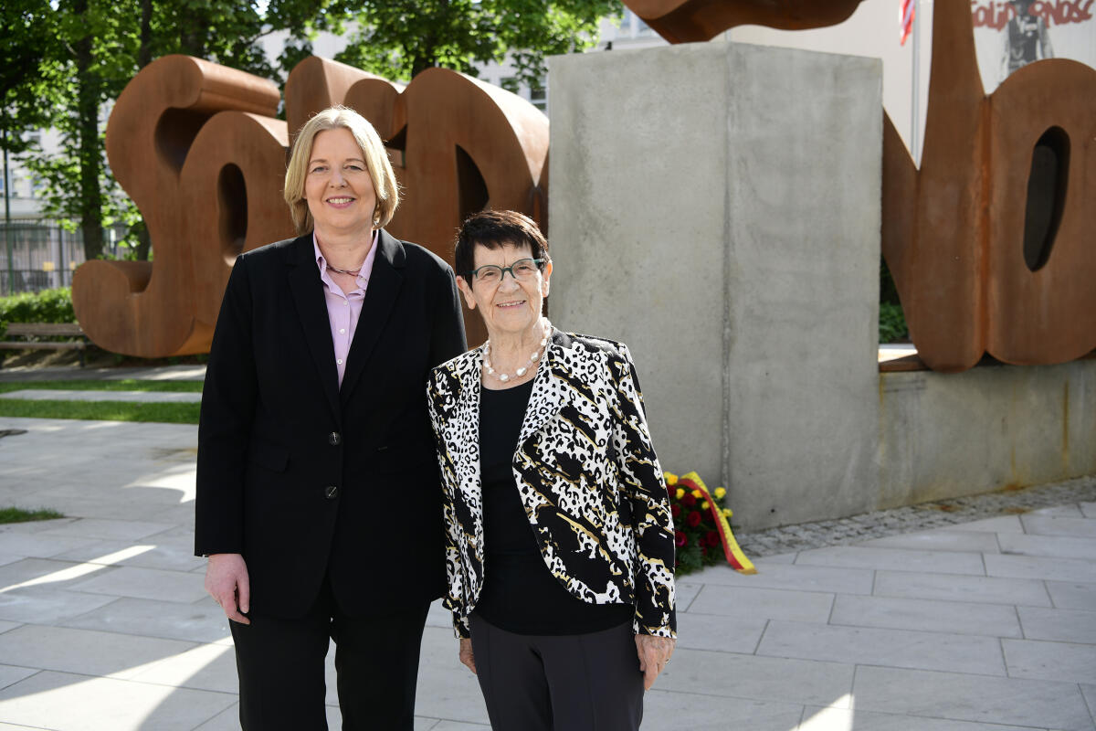 Bundestagspräsidentin Bärbel Bas (l), SPD, MdB, reist auf Einladung ihrer polnischen Amtskollegin, Sejm-Marschallin Elżbieta Witek, zu einem Antrittsbesuch nach Warschau. Hier bei der feierlichen Denkmalsenthüllung zur Würdigung der Leistungen Polens und der Gewerkschaft Solidarnosc für den Fall der Berliner Mauer und die Wiedererlangung der Deutschen Einheit mit der Bundestagspräsidentin a. D. Prof. Dr. Rita Süssmuth (r). Bas, Bärbel; Süssmuth, Rita Bundestagspräsidentin Bärbel Bas (l), SPD, MdB, reist auf Einladung ihrer polnischen Amtskollegin, Sejm-Marschallin Elżbieta Witek, zu einem Antrittsbesuch nach Warschau. Hier bei der feierlichen Denkmalsenthüllung zur Würdigung der Leistungen Polens und der Gewerkschaft Solidarnosc für den Fall der Berliner Mauer und die Wiedererlangung der Deutschen Einheit mit der Bundestagspräsidentin a. D. Prof. Dr. Rita Süssmuth (r).