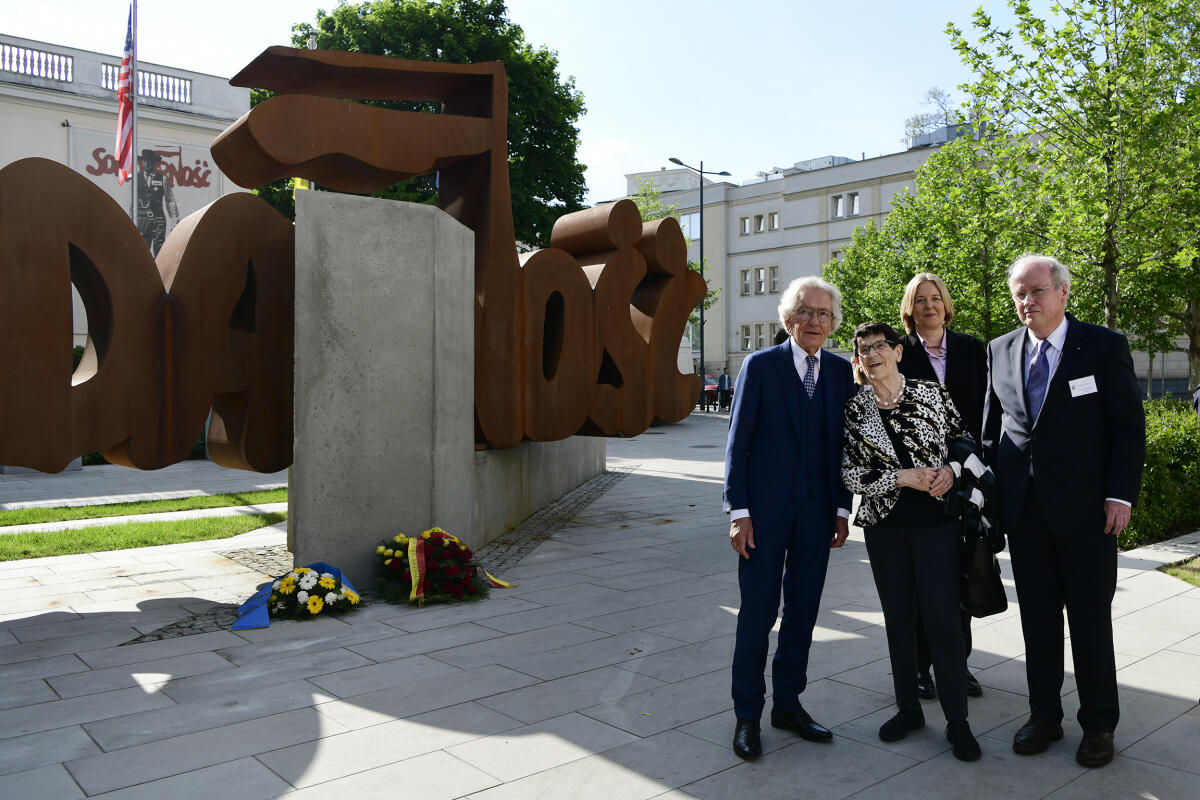 Bundestagspräsidentin Bärbel Bas (2vr), SPD, MdB, reist auf Einladung ihrer polnischen Amtskollegin, Sejm-Marschallin Elżbieta Witek, zu einem Antrittsbesuch nach Warschau. Hier bei der feierlichen Denkmalsenthüllung zur Würdigung der Leistungen Polens und der Gewerkschaft Solidarnosc für den Fall der Berliner Mauer und die Wiedererlangung der Deutschen Einheit mit der Bundestagspräsidentin a. D. Prof. Dr. Rita Süssmuth (2vl); Dr. H. Dieter Gobbers (r), Vorstand der Adalbert-Stiftung; Minister für Bundes- und Europaangelegenheiten sowie Internationales des Landes Nordrhein-Westfalen, Dr. Stephan Holthoff-Pförtner (l). Bas, Bärbel; Süssmuth, Rita; Gobbers, H. Dieter; Holthoff-Pförtner, Stephan Bundestagspräsidentin Bärbel Bas (2vr), SPD, MdB, reist auf Einladung ihrer polnischen Amtskollegin, Sejm-Marschallin Elżbieta Witek, zu einem Antrittsbesuch nach Warschau. Hier bei der feierlichen Denkmalsenthüllung zur Würdigung der Leistungen Polens und der Gewerkschaft Solidarnosc für den Fall der Berliner Mauer und die Wiedererlangung der Deutschen Einheit mit der Bundestagspräsidentin a. D. Prof. Dr. Rita Süssmuth (2vl); Dr. H. Dieter Gobbers (r), Vorstand der Adalbert-Stiftung; Minister für Bundes- und Europaangelegenheiten sowie Internationales des Landes Nordrhein-Westfalen, Dr. Stephan Holthoff-Pförtner (l).