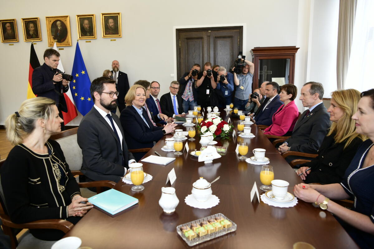 Bundestagspräsidentin Bärbel Bas (3vl), SPD, MdB, reist auf Einladung ihrer polnischen Amtskollegin, Sejm-Marschallin Elżbieta Witek, zu einem Antrittsbesuch nach Warschau. Hier im Gespräch mit dem Senatsmarschall, S. E. Herrn Prof. Tomasz Grodzki (3vr). Bas, Bärbel; Grodzki, Tomasz Bundestagspräsidentin Bärbel Bas (3vl), SPD, MdB, reist auf Einladung ihrer polnischen Amtskollegin, Sejm-Marschallin Elżbieta Witek, zu einem Antrittsbesuch nach Warschau. Hier im Gespräch mit dem Senatsmarschall, S. E. Herrn Prof. Tomasz Grodzki (3vr).
