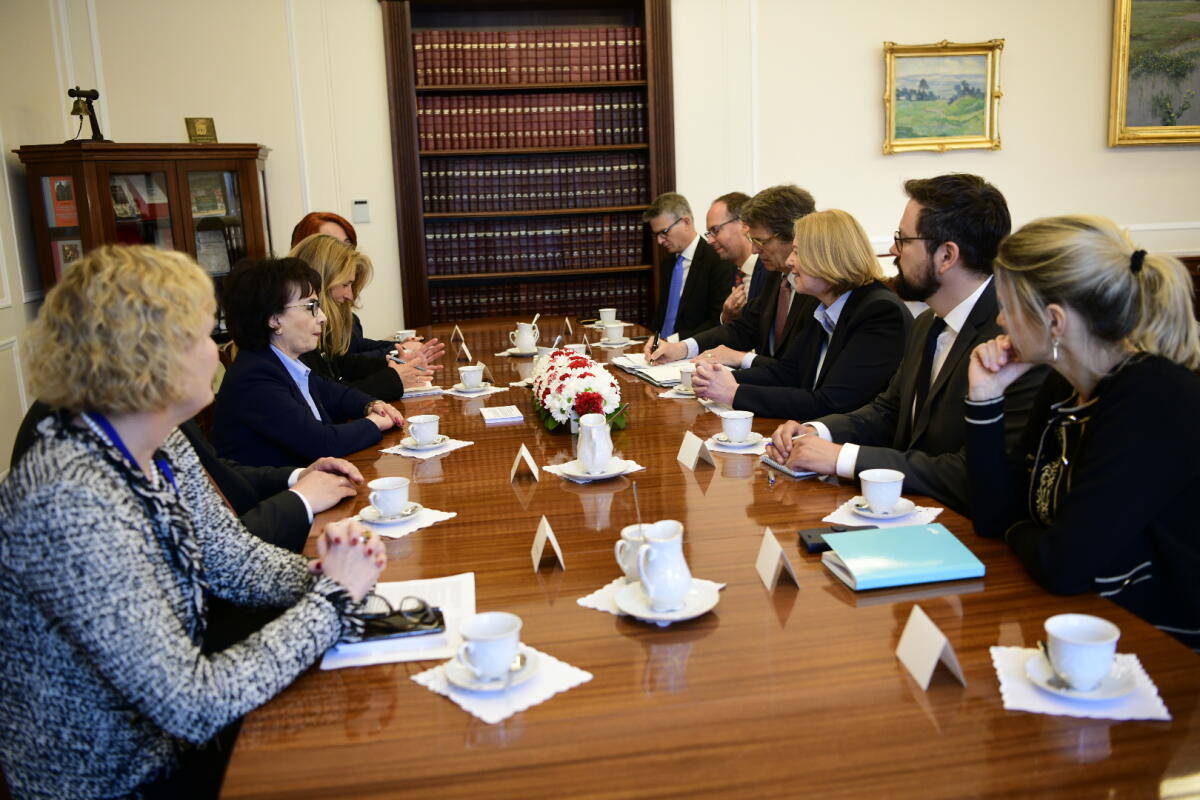 Bundestagspräsidentin Bärbel Bas (3vr), SPD, MdB, reist auf Einladung ihrer polnischen Amtskollegin, Sejm-Marschallin Elżbieta Witek (3vl), zu einem Antrittsbesuch nach Warschau. Hier im Gespräch mit der Sejm-Marschallin, I. E. Frau Elżbieta Witek. Bas, Bärbel; Witek, Elżbieta Bundestagspräsidentin Bärbel Bas (3vr), SPD, MdB, reist auf Einladung ihrer polnischen Amtskollegin, Sejm-Marschallin Elżbieta Witek (3vl), zu einem Antrittsbesuch nach Warschau. Hier im Gespräch mit der Sejm-Marschallin, I. E. Frau Elżbieta Witek.