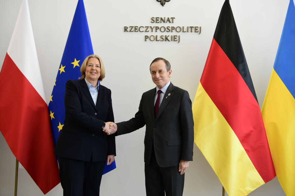 Bundestagspräsidentin Bärbel Bas (l), SPD, MdB, reist auf Einladung ihrer polnischen Amtskollegin, Sejm-Marschallin Elżbieta Witek, zu einem Antrittsbesuch nach Warschau. Hier mit dem Senatsmarschall, S. E. Herrn Prof. Tomasz Grodzki (r). Bas, Bärbel; Grodzki, Tomasz Bundestagspräsidentin Bärbel Bas (l), SPD, MdB, reist auf Einladung ihrer polnischen Amtskollegin, Sejm-Marschallin Elżbieta Witek, zu einem Antrittsbesuch nach Warschau. Hier mit dem Senatsmarschall, S. E. Herrn Prof. Tomasz Grodzki (r).