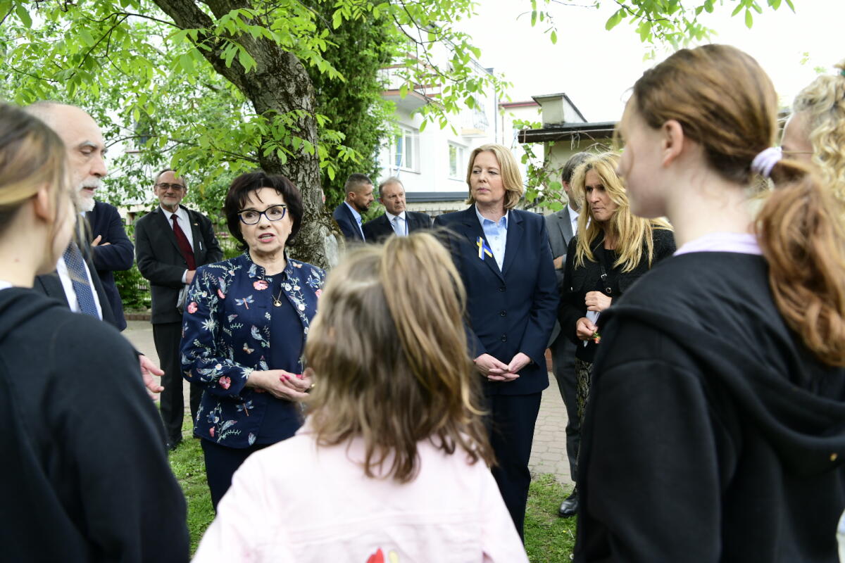 Bundestagspräsidentin Bärbel Bas (2vr), SPD, MdB, reist auf Einladung ihrer polnischen Amtskollegin, Sejm-Marschallin Elżbieta Witek (2vl), zu einem Antrittsbesuch nach Warschau. Hier bei einem gemeinsamen Besuch in einer Sozialeinrichtung in Warschau, die sich um geflüchtete ukrainische Kinder kümmert. Bas, Bärbel; Witek, Elżbieta Bundestagspräsidentin Bärbel Bas (2vr), SPD, MdB, reist auf Einladung ihrer polnischen Amtskollegin, Sejm-Marschallin Elżbieta Witek (2vl), zu einem Antrittsbesuch nach Warschau. Hier bei einem gemeinsamen Besuch in einer Sozialeinrichtung in Warschau, die sich um geflüchtete ukrainische Kinder kümmert.