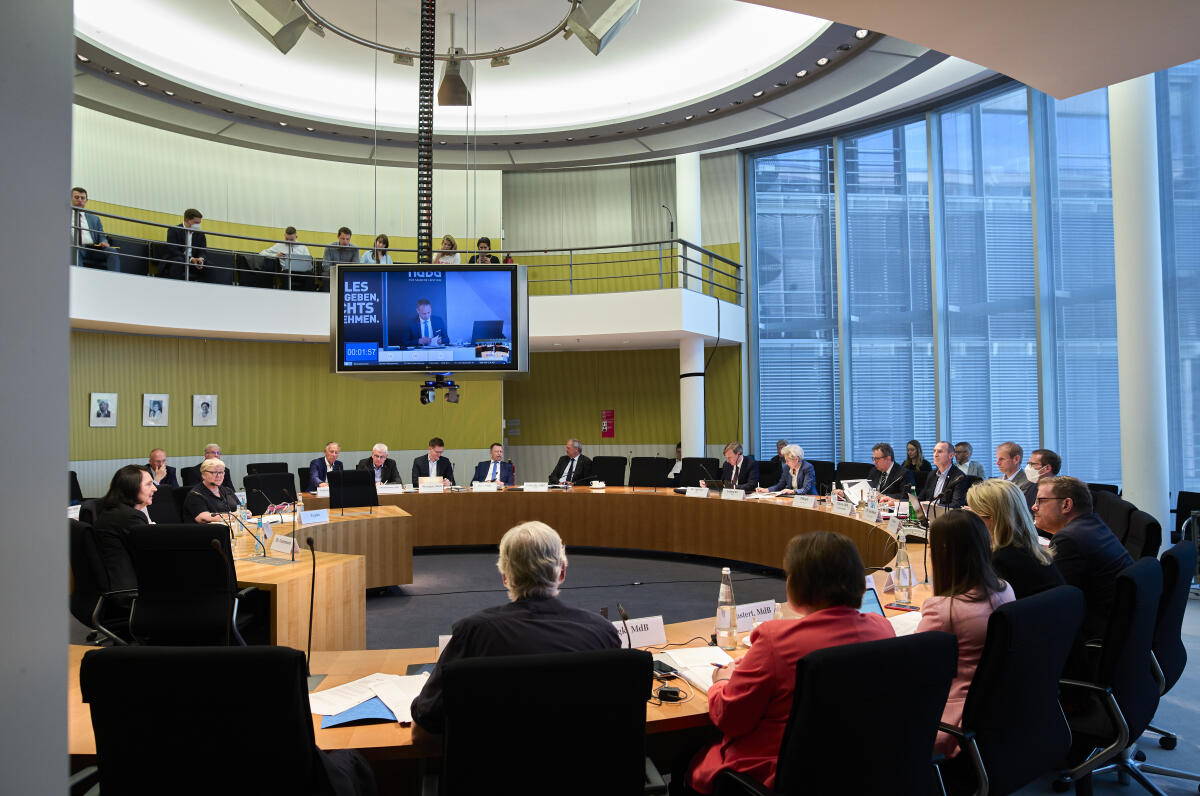 Sitzung des Sportausschusses im Sitzungssaal im Paul-Löbe-Haus. Sitzung des Sportausschusses im Sitzungssaal im Paul-Löbe-Haus.