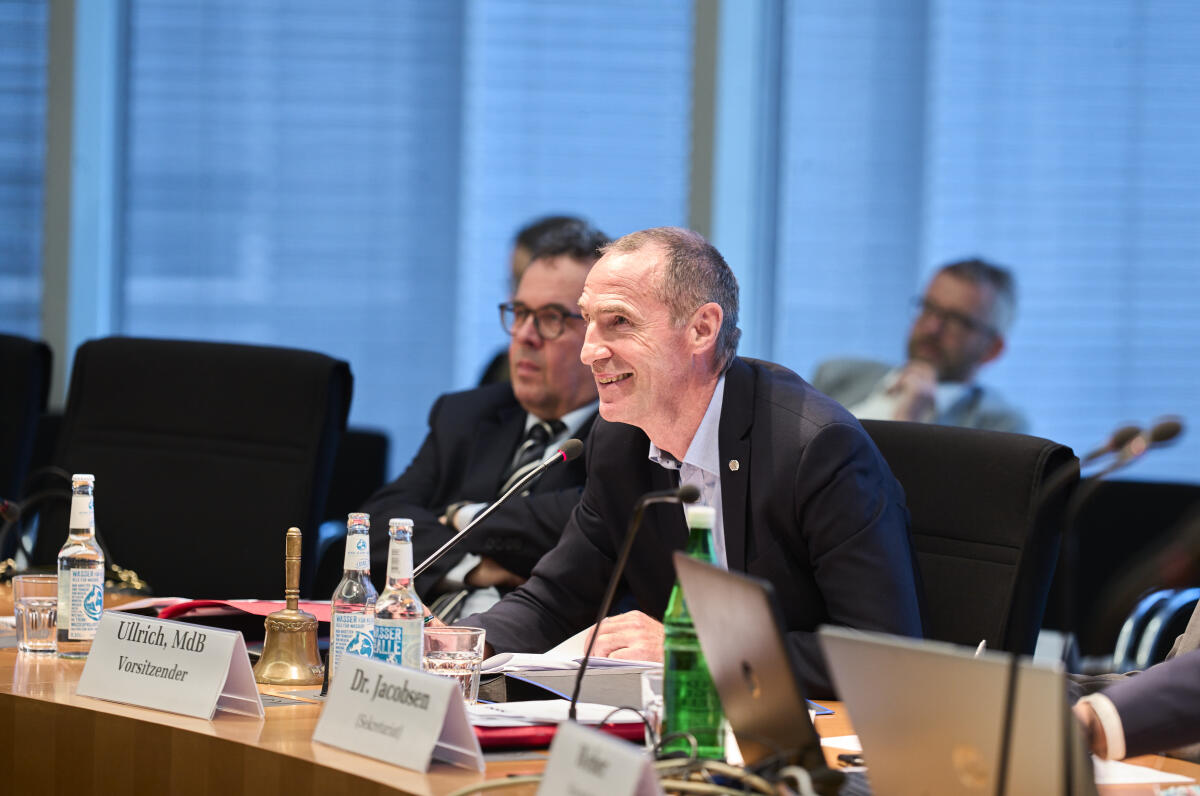 Vorsitzender, Frank Ullrich, SPD, MdB, während der Sitzung des Sportausschusses im Sitzungssaal im Paul-Löbe-Haus. Ullrich, Frank Vorsitzender, Frank Ullrich, SPD, MdB, während der Sitzung des Sportausschusses im Sitzungssaal im Paul-Löbe-Haus.