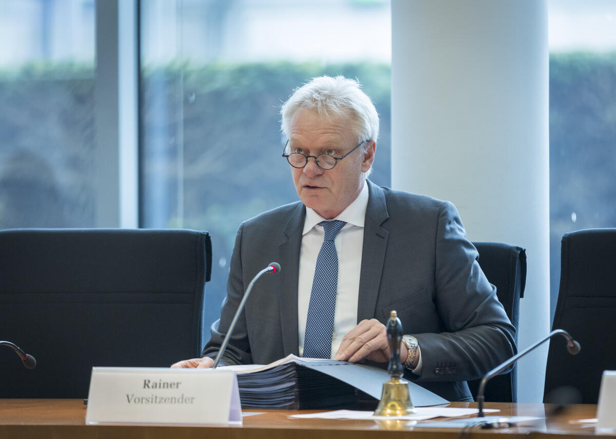 Vorsitzender Alois Rainer, CDU/CSU, MdB, während der Sitzung des Finanzausschusses im Sitzungssaal im Paul-Löbe-Haus. Rainer, Alois Vorsitzender Alois Rainer, CDU/CSU, MdB, während der Sitzung des Finanzausschusses im Sitzungssaal im Paul-Löbe-Haus.