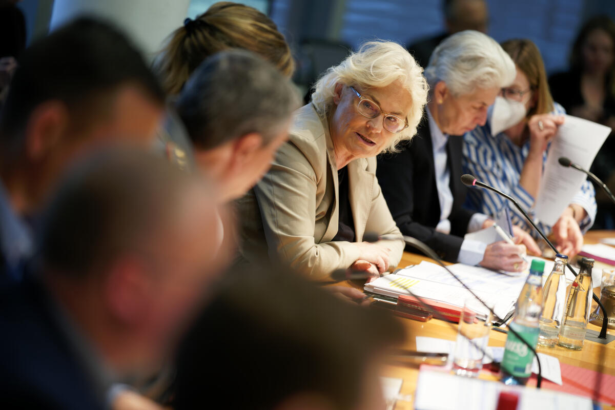 Bundesministerin der Verteidigung, Christine Lambrecht , SPD, MdB, spricht während der Sitzung des Verteidigungsausschusses im Sitzungssaal im Paul-Löbe-Haus. Lambrecht, Christine Bundesministerin der Verteidigung, Christine Lambrecht , SPD, MdB, spricht während der Sitzung des Verteidigungsausschusses im Sitzungssaal im Paul-Löbe-Haus.