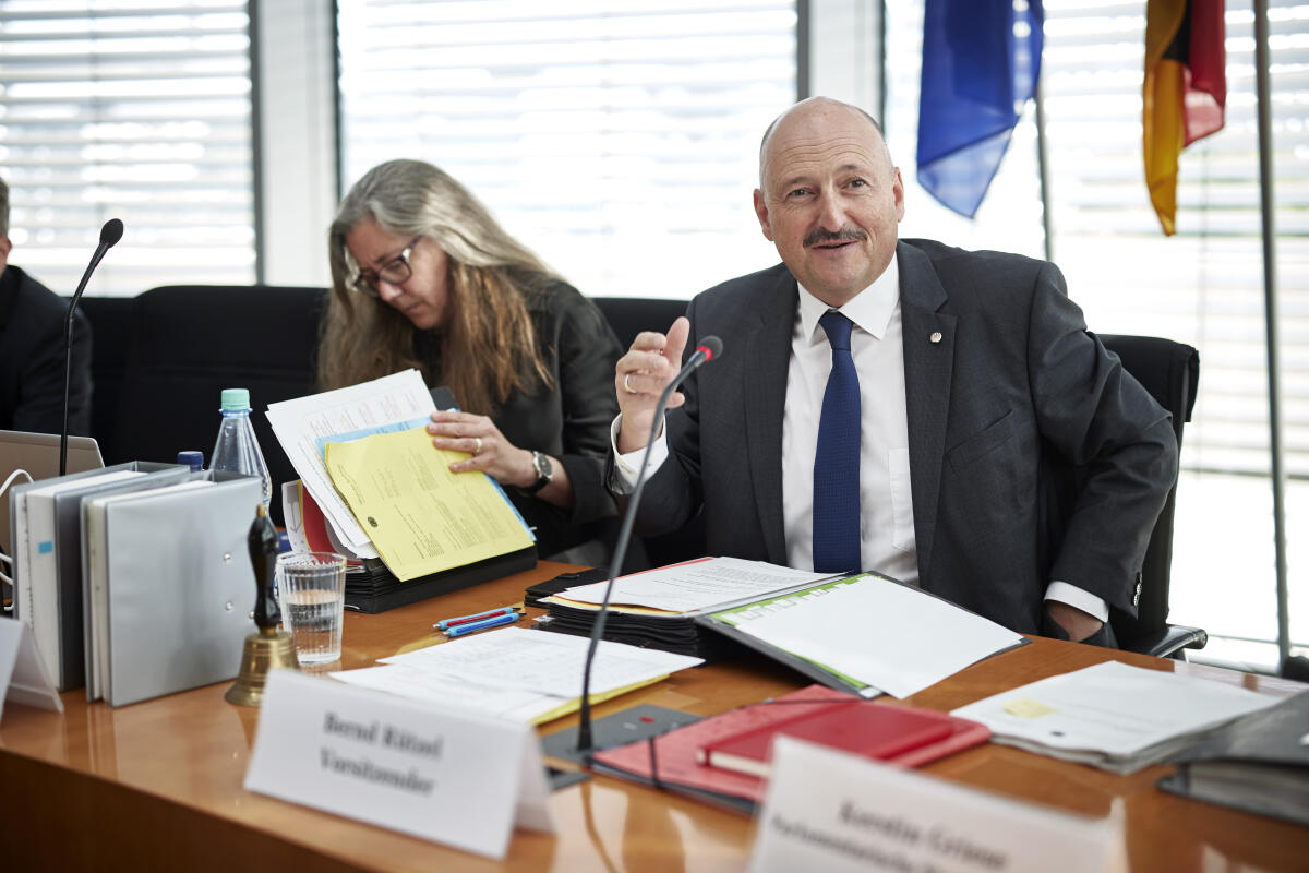Bernd Rützel, SPD, MdB, Vorsitzender des Ausschusses für Arbeit und Soziales spricht während der Ausschusssitzung im Sitzungssaal im Paul-Löbe-Haus. Rützel, Bernd Bernd Rützel, SPD, MdB, Vorsitzender des Ausschusses für Arbeit und Soziales spricht während der Ausschusssitzung im Sitzungssaal im Paul-Löbe-Haus.