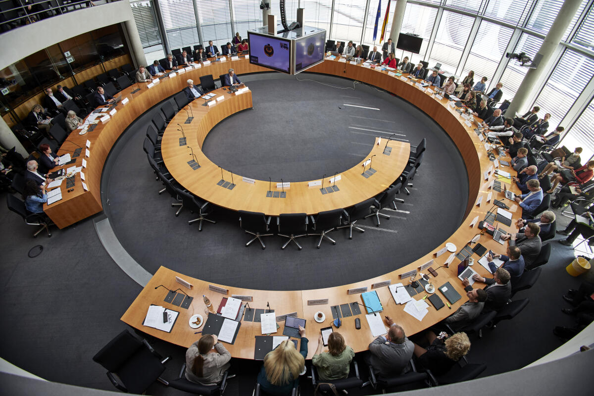 Sitzung des Ausschusses für Arbeit und Soziales im Sitzungssaal im Paul-Löbe-Haus. Sitzung des Ausschusses für Arbeit und Soziales im Sitzungssaal im Paul-Löbe-Haus.