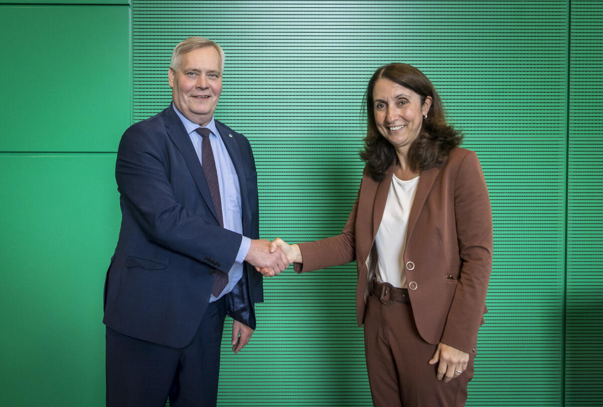 Vizepräsidentin Aydan Özoğuz (r), SPD, MdB, empfängt den Vizepräsidenten des finnischen Parlaments, Antti Rinne (l), zu einem Gespräch. Özoğuz, Aydan; Rinne, Antti Vizepräsidentin Aydan Özoğuz (r), SPD, MdB, empfängt den Vizepräsidenten des finnischen Parlaments, Antti Rinne (l), zu einem Gespräch.