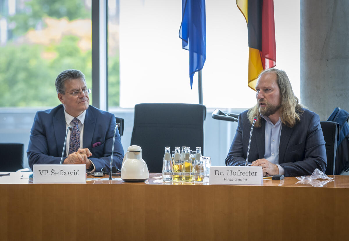 Vizepräsident der Europäischen Kommission, Maroš Šefčovič (l), zu Gast im Ausschuss für die Angelegenheiten der Europäischen Union unter Leitung des Vorsitzenden Dr. Anton Hofreiter (r), Bündnis 90/Die Grünen, MdB. Šefčovič, Maroš; Hofreiter, Anton Vizepräsident der Europäischen Kommission, Maroš Šefčovič (l), zu Gast im Ausschuss für die Angelegenheiten der Europäischen Union unter Leitung des Vorsitzenden Dr. Anton Hofreiter (r), Bündnis 90/Die Grünen, MdB.