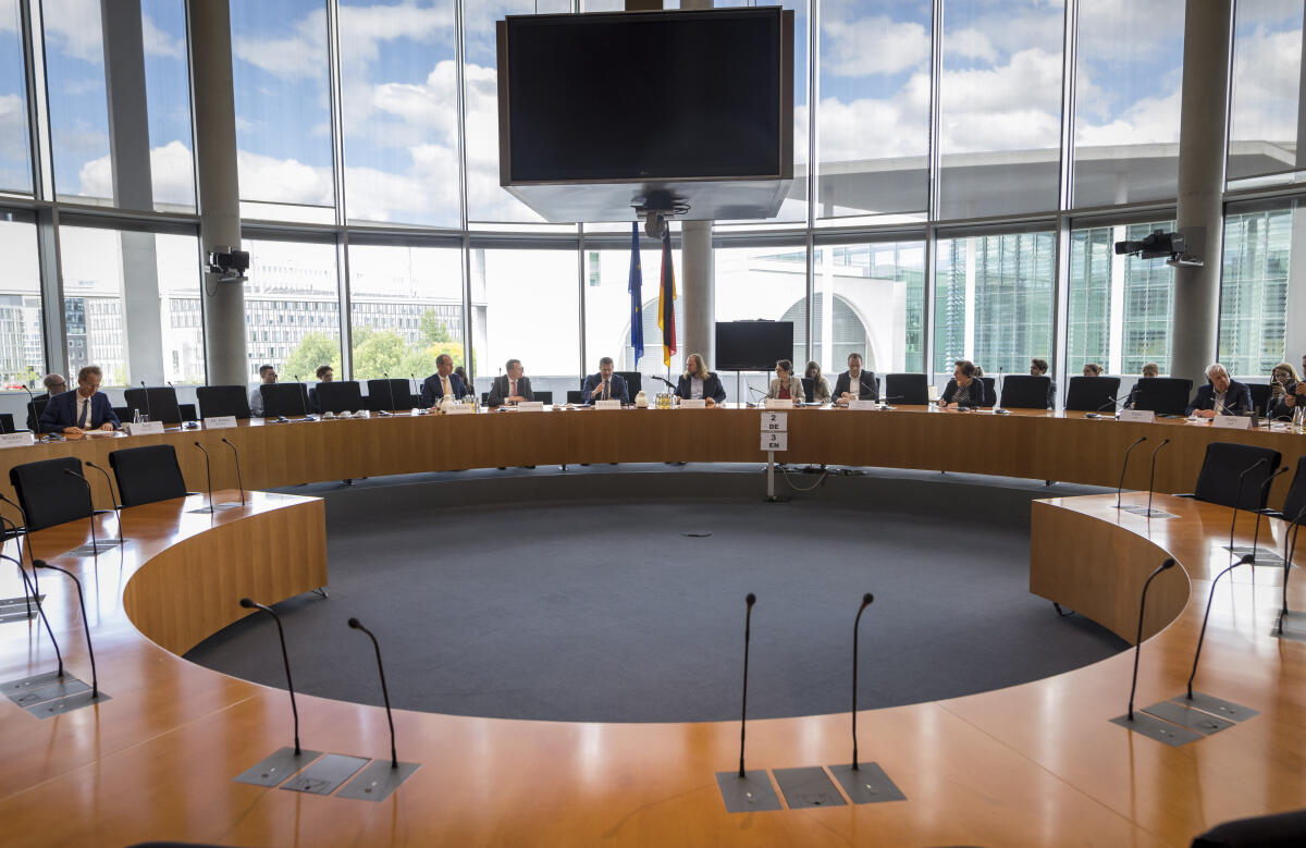 Vizepräsident der Europäischen Kommission, Maroš Šefčovič, zu Gast im Ausschuss für die Angelegenheiten der Europäischen Union unter Leitung des Vorsitzenden Dr. Anton Hofreiter, Bündnis 90/Die Grünen, MdB. Blick in den Saal. Vizepräsident der Europäischen Kommission, Maroš Šefčovič, zu Gast im Ausschuss für die Angelegenheiten der Europäischen Union unter Leitung des Vorsitzenden Dr. Anton Hofreiter, Bündnis 90/Die Grünen, MdB. Blick in den Saal.