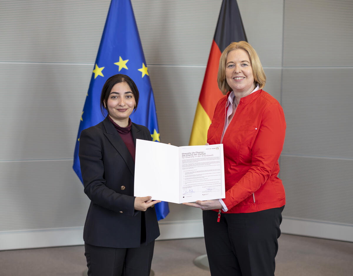 Bundestagspräsidentin Bärbel Bas (r), SPD, MdB, bei der Übergabe der unterzeichneten Urkunde des Vereins Charta der Vielfalt e. V. mit der Staatsministerin beim Bundeskanzler und Beauftragte der Bundesregierung für Migration, Flüchtlinge und Integration, Reem Alabali-Radovan (l), SPD, MdB. Bas, Bärbel; Alabali-Radovan, Reem Bundestagspräsidentin Bärbel Bas (r), SPD, MdB, bei der Übergabe der unterzeichneten Urkunde des Vereins Charta der Vielfalt e. V. mit der Staatsministerin beim Bundeskanzler und Beauftragte der Bundesregierung für Migration, Flüchtlinge und Integration, Reem Alabali-Radovan (l), SPD, MdB.