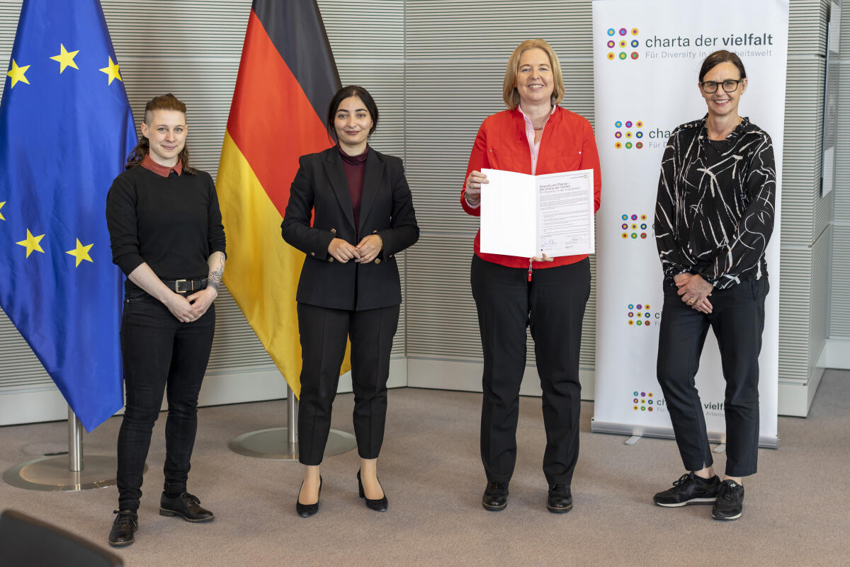 Bundestagspräsidentin Bärbel Bas (r), SPD, MdB, bei der Übergabe der unterzeichneten Urkunde des Vereins Charta der Vielfalt e. V. mit der Staatsministerin beim Bundeskanzler und Beauftragte der Bundesregierung für Migration, Flüchtlinge und Integration, Reem Alabali-Radovan (l), SPD, MdB, und von der Geschäftsstelle des Charta der Vielfalt e. V. Corina Christen (r) und Muriel Ritter (l). Bas, Bärbel; Alabali-Radovan, Reem; Ritter, Muriel; Christen, Corina Bundestagspräsidentin Bärbel Bas (r), SPD, MdB, bei der Übergabe der unterzeichneten Urkunde des Vereins Charta der Vielfalt e. V. mit der Staatsministerin beim Bundeskanzler und Beauftragte der Bundesregierung für Migration, Flüchtlinge und Integration, Reem Alabali-Radovan (l), SPD, MdB, und von der Geschäftsstelle des Charta der Vielfalt e. V. Corina Christen (r) und Muriel Ritter (l).