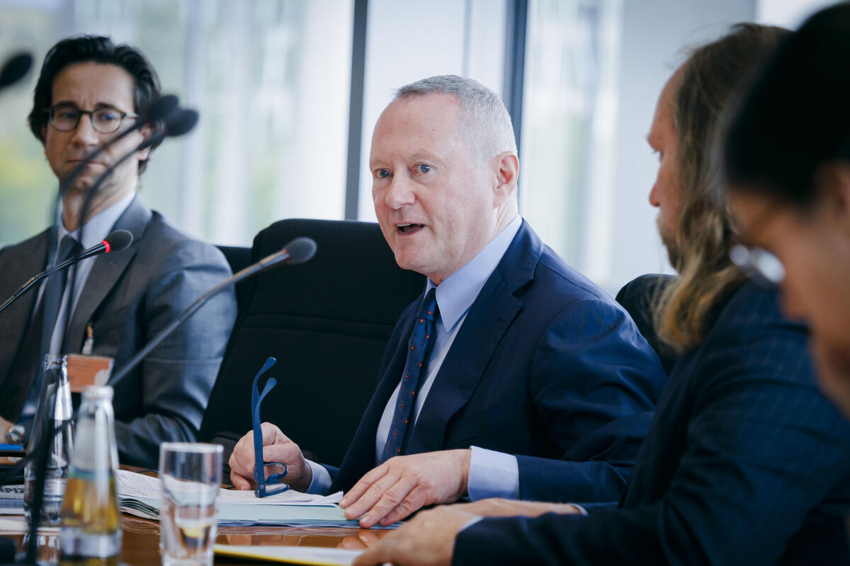 Direktor der Agentur der Europäischen Union für Grundrechte, Michael O’Flaherty (m), zu Gast im Ausschuss für die Angelegenheiten der Europäischen Union. O’Flaherty, Michael Direktor der Agentur der Europäischen Union für Grundrechte, Michael O’Flaherty (m), zu Gast im Ausschuss für die Angelegenheiten der Europäischen Union.