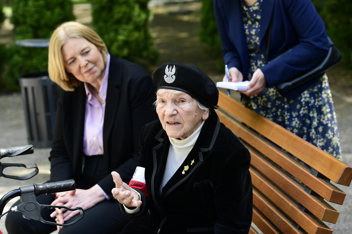Bundestagspräsidentin Bärbel Bas (l), SPD, MdB, reist auf Einladung ihrer polnischen Amtskollegin, Sejm-Marschallin Elżbieta Witek, zu einem Antrittsbesuch nach Warschau. Hier im Gespräch mit Wanda Traczyk-Stawska (r), Veteranin des Warschauer Aufstands, bei der Kranzniederlegung am Denkmal „Gefallen – Unbesiegt“ auf dem Friedhof für die Aufständischen von Warschau. Bas, Bärbel Bundestagspräsidentin Bärbel Bas (l), SPD, MdB, reist auf Einladung ihrer polnischen Amtskollegin, Sejm-Marschallin Elżbieta Witek, zu einem Antrittsbesuch nach Warschau. Hier im Gespräch mit Wanda Traczyk-Stawska (r), Veteranin des Warschauer Aufstands, bei der Kranzniederlegung am Denkmal „Gefallen – Unbesiegt“ auf dem Friedhof für die Aufständischen von Warschau.