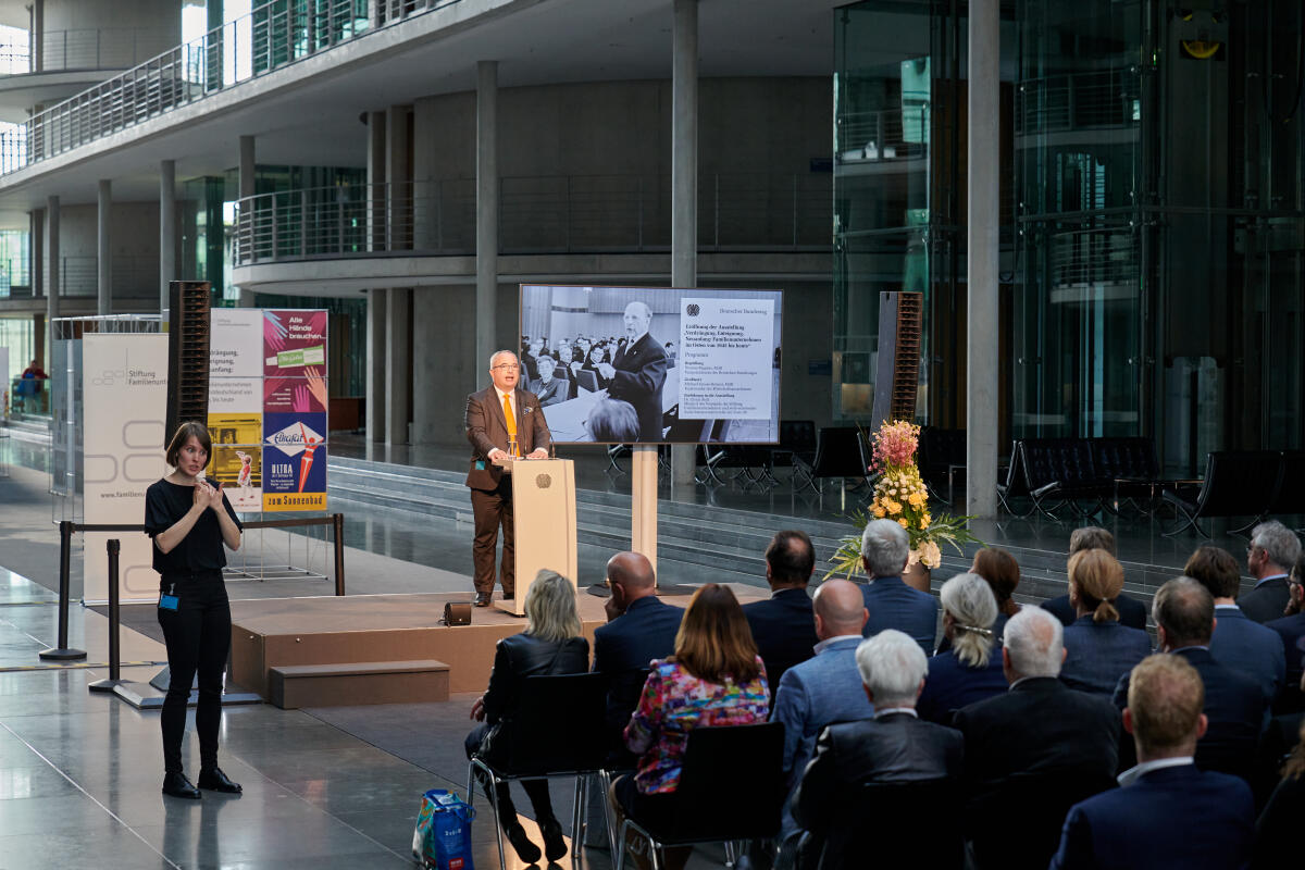 Stoll, Ulrich Dr. Ulrich Stoll, Mitglied des Vorstands Stiftung Familienunternehmen, führt ein in die Ausstellung „Verdrängung, Enteignung, Neuanfang: Familien­unternehmen in Ost­deutschland von 1945 bis heute“. Die Ausstellung wird im Zeitraum vom 1. bis 24. Juni 2022 im Pauls-Löbe-Haus präsentiert.