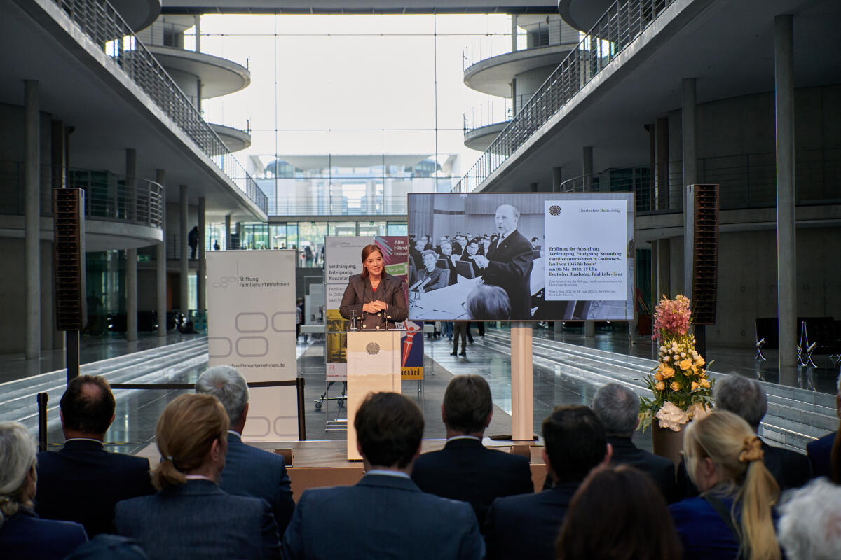 Yvonne Magwas, CDU/CSU, Vizepräsidentin des Deutschen Bundestages, hält die Begrüßungsrede zur Eröffnung der Ausstellung „Verdrängung, Enteignung, Neuanfang: Familienunternehmen in Ostdeutschland von 1945 bis heute“. Die Ausstellung wird im Zeitraum vom 1. bis 24. Juni 2022 im Pauls-Löbe-Haus präsentiert. Magwas, Yvonne Yvonne Magwas, CDU/CSU, Vizepräsidentin des Deutschen Bundestages, hält die Begrüßungsrede zur Eröffnung der Ausstellung „Verdrängung, Enteignung, Neuanfang: Familienunternehmen in Ostdeutschland von 1945 bis heute“. Die Ausstellung wird im Zeitraum vom 1. bis 24. Juni 2022 im Pauls-Löbe-Haus präsentiert.