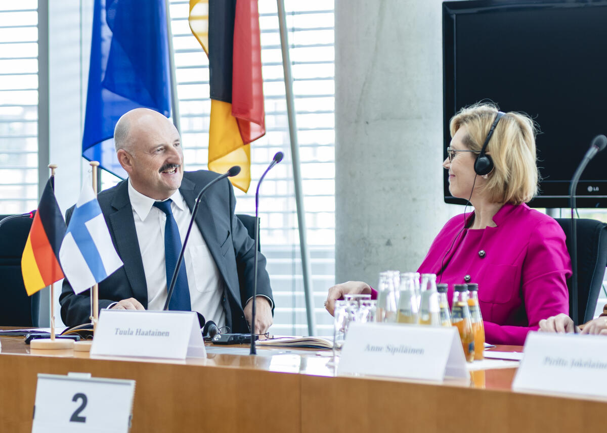Gespräch des Ausschusses für Arbeit und Soziales mit der finnischen Arbeitsministerin, Tuula Haatainen (r), unter Leitung des Vorsitzenden Bernd Rützel (l), SPD, MdB. Haatainen, Tuula; Rützel, Bernd Gespräch des Ausschusses für Arbeit und Soziales mit der finnischen Arbeitsministerin, Tuula Haatainen (r), unter Leitung des Vorsitzenden Bernd Rützel (l), SPD, MdB.