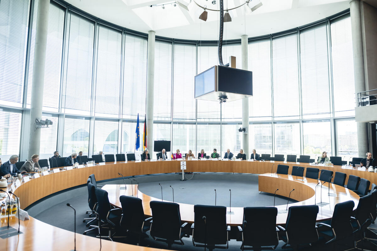 Gespräch des Ausschusses für Arbeit und Soziales mit der finnischen Arbeitsministerin, Tuula Haatainen. Blick in den Saal. Gespräch des Ausschusses für Arbeit und Soziales mit der finnischen Arbeitsministerin, Tuula Haatainen. Blick in den Saal.