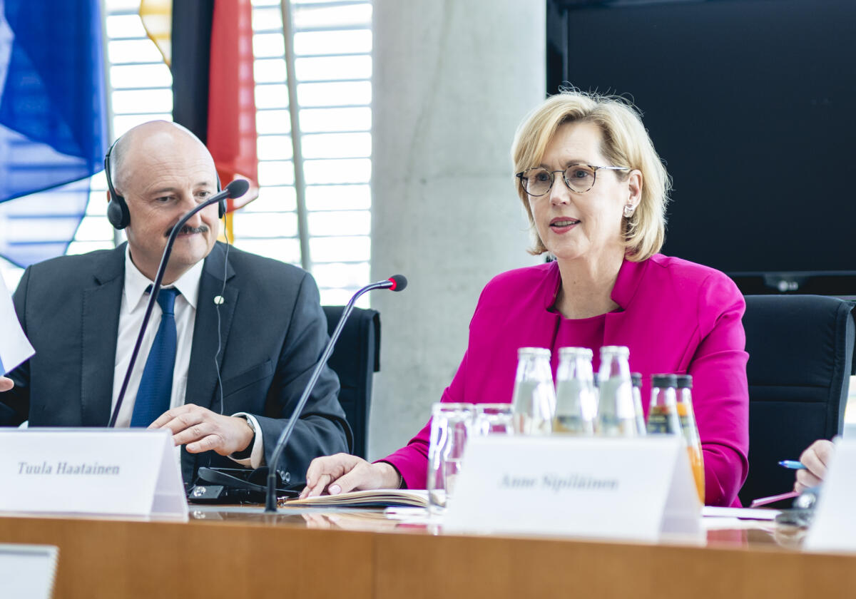 Gespräch des Ausschusses für Arbeit und Soziales mit der finnischen Arbeitsministerin, Tuula Haatainen (r), unter Leitung des Vorsitzenden Bernd Rützel (l), SPD, MdB. Haatainen, Tuula; Rützel, Bernd Gespräch des Ausschusses für Arbeit und Soziales mit der finnischen Arbeitsministerin, Tuula Haatainen (r), unter Leitung des Vorsitzenden Bernd Rützel (l), SPD, MdB.