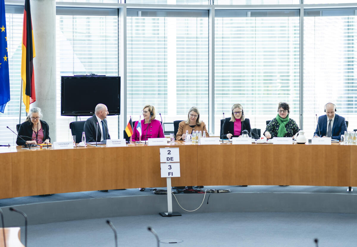 Gespräch des Ausschusses für Arbeit und Soziales mit der finnischen Arbeitsministerin, Tuula Haatainen (3vl), unter Leitung des Vorsitzenden Bernd Rützel (2vl), SPD, MdB. Haatainen, Tuula; Rützel, Bernd Gespräch des Ausschusses für Arbeit und Soziales mit der finnischen Arbeitsministerin, Tuula Haatainen (3vl), unter Leitung des Vorsitzenden Bernd Rützel (2vl), SPD, MdB.