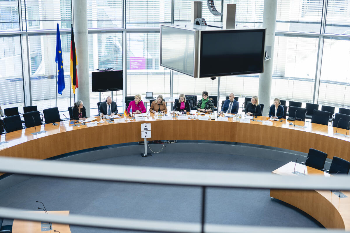 Gespräch des Ausschusses für Arbeit und Soziales mit der finnischen Arbeitsministerin, Tuula Haatainen, unter Leitung des Vorsitzenden Bernd Rützel, SPD, MdB. Blick in den Saal. Gespräch des Ausschusses für Arbeit und Soziales mit der finnischen Arbeitsministerin, Tuula Haatainen, unter Leitung des Vorsitzenden Bernd Rützel, SPD, MdB. Blick in den Saal.