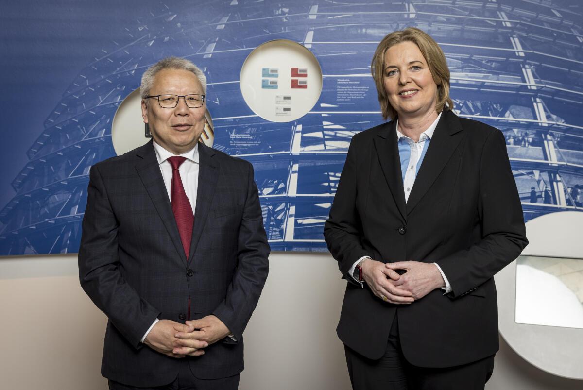 Empfang für neu akkreditierte Botschafterinnen und Botschafter im Deutschen Dom (vlnr): Botschafter der Mongolei, S. E. Madakhbileg Birvaa, und Bundestagspräsidentin Bärbel Bas, SPD, MdB. Bas, Bärbel; Birvaa, Madakhbileg Empfang für neu akkreditierte Botschafterinnen und Botschafter im Deutschen Dom (vlnr): Botschafter der Mongolei, S. E. Madakhbileg Birvaa, und Bundestagspräsidentin Bärbel Bas, SPD, MdB.