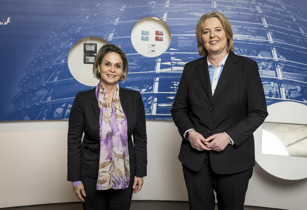 Empfang für neu akkreditierte Botschafterinnen und Botschafter im Deutschen Dom (vlnr): Botschafterin der Republik Kuba, I. E. Juana Martinez Gonzalez, und Bundestagspräsidentin Bärbel Bas, SPD, MdB.; Bas, Bärbel; Gonzalez, Juana Martinez Empfang für neu akkreditierte Botschafterinnen und Botschafter im Deutschen Dom (vlnr): Botschafterin der Republik Kuba, I. E. Juana Martinez Gonzalez, und Bundestagspräsidentin Bärbel Bas, SPD, MdB.;