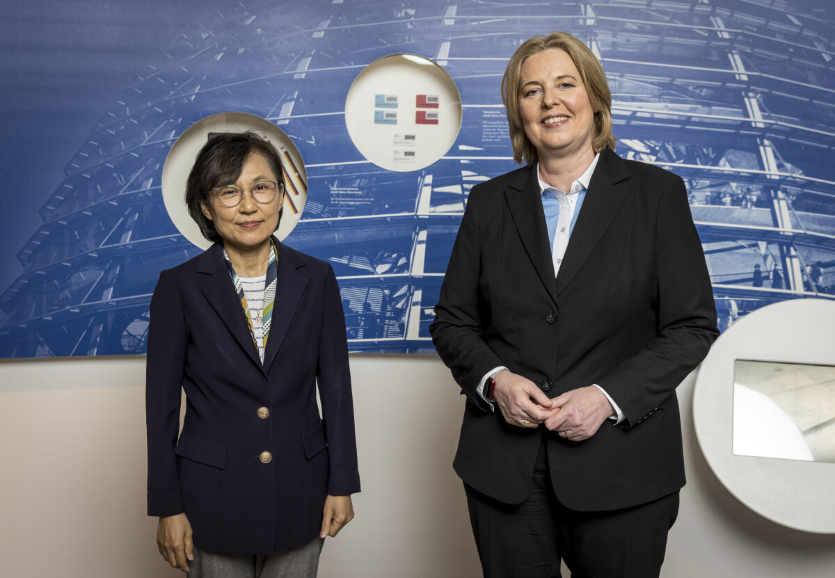 Empfang für neu akkreditierte Botschafterinnen und Botschafter im Deutschen Dom (vlnr): Botschafterin der Republik Korea, I. E. Dr. Hyun Ock Cho, und Bundestagspräsidentin Bärbel Bas, SPD, MdB. Bas, Bärbel; Cho, Hyun Ock Empfang für neu akkreditierte Botschafterinnen und Botschafter im Deutschen Dom (vlnr): Botschafterin der Republik Korea, I. E. Dr. Hyun Ock Cho, und Bundestagspräsidentin Bärbel Bas, SPD, MdB.