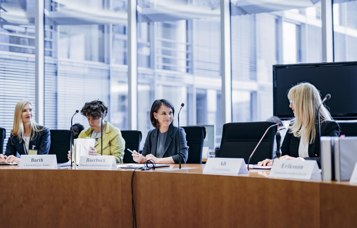 Bundesaußenministerin Annalena Baerbock (3vl), Bündnis 90/Die Grünen, MdB, zu Gast im Ausschuss für Menschenrechte und humanitäre Hilfe. Baerbock, Annalena Bundesaußenministerin Annalena Baerbock (3vl), Bündnis 90/Die Grünen, MdB, zu Gast im Ausschuss für Menschenrechte und humanitäre Hilfe.