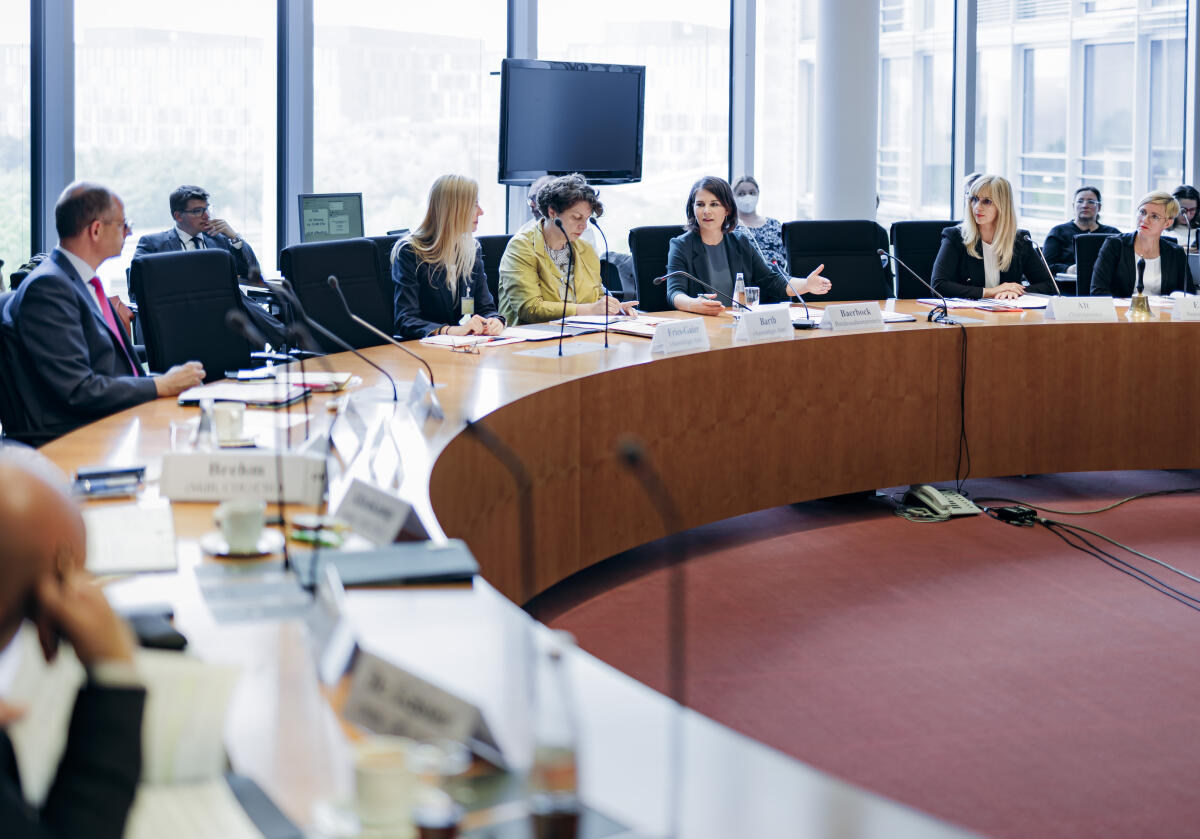 Bundesaußenministerin Annalena Baerbock (3vr), Bündnis 90/Die Grünen, MdB, zu Gast im Ausschuss für Menschenrechte und humanitäre Hilfe unter Leitung der Vorsitzenden Renata Alt (2vr), FDP, MdB. Baerbock, Annalena; Alt, Renata Bundesaußenministerin Annalena Baerbock (3vr), Bündnis 90/Die Grünen, MdB, zu Gast im Ausschuss für Menschenrechte und humanitäre Hilfe unter Leitung der Vorsitzenden Renata Alt (2vr), FDP, MdB.