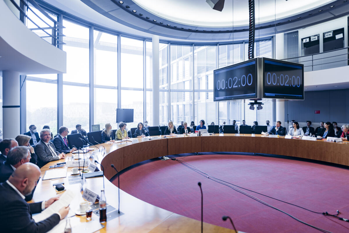 Bundesaußenministerin Annalena Baerbock, Bündnis 90/Die Grünen, MdB, zu Gast im Ausschuss für Menschenrechte und humanitäre Hilfe. Blick in den Saal. Bundesaußenministerin Annalena Baerbock, Bündnis 90/Die Grünen, MdB, zu Gast im Ausschuss für Menschenrechte und humanitäre Hilfe. Blick in den Saal.