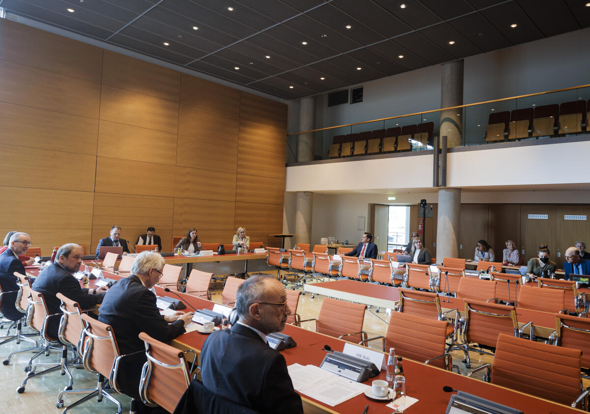 Sitzung der Kommission für den Einsatz neuer Informations- und Kommunikationstechniken und -medien unter Leitung von Bundestagsvizepräsidentin Yvonne Magwas, CDU/CSU, MdB. Blick in den Saal. Sitzung der Kommission für den Einsatz neuer Informations- und Kommunikationstechniken und -medien unter Leitung von Bundestagsvizepräsidentin Yvonne Magwas, CDU/CSU, MdB. Blick in den Saal.