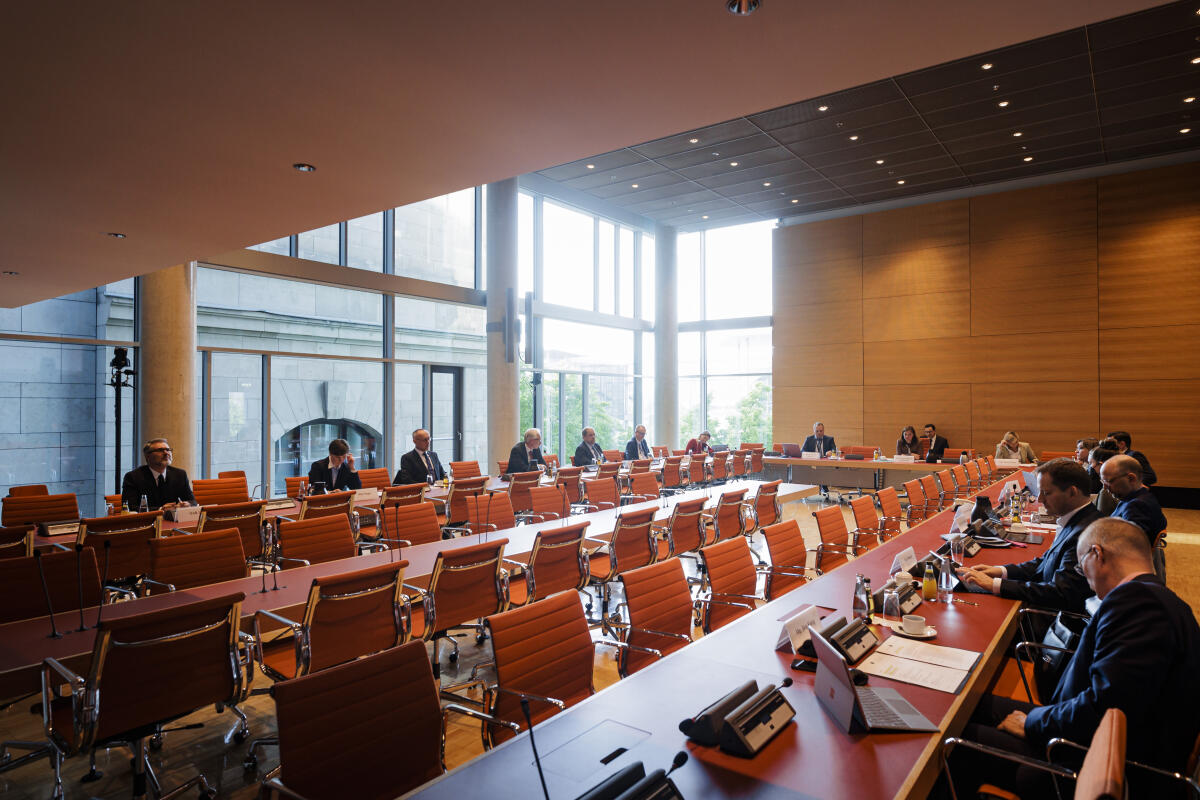 Sitzung der Kommission für den Einsatz neuer Informations- und Kommunikationstechniken und -medien unter Leitung von Bundestagsvizepräsidentin Yvonne Magwas, CDU/CSU, MdB. Blick in den Saal. Sitzung der Kommission für den Einsatz neuer Informations- und Kommunikationstechniken und -medien unter Leitung von Bundestagsvizepräsidentin Yvonne Magwas, CDU/CSU, MdB. Blick in den Saal.