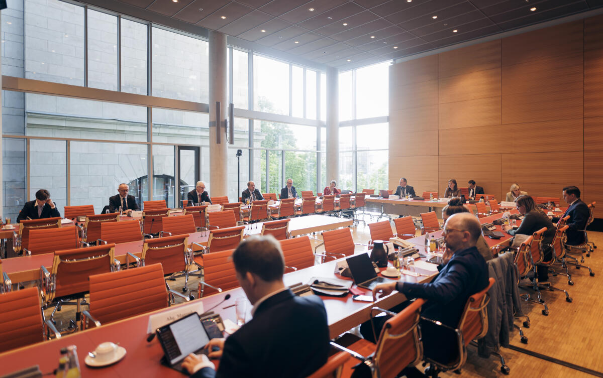 Sitzung der Kommission für den Einsatz neuer Informations- und Kommunikationstechniken und -medien unter Leitung von Bundestagsvizepräsidentin Yvonne Magwas, CDU/CSU, MdB. Blick in den Saal. Sitzung der Kommission für den Einsatz neuer Informations- und Kommunikationstechniken und -medien unter Leitung von Bundestagsvizepräsidentin Yvonne Magwas, CDU/CSU, MdB. Blick in den Saal.