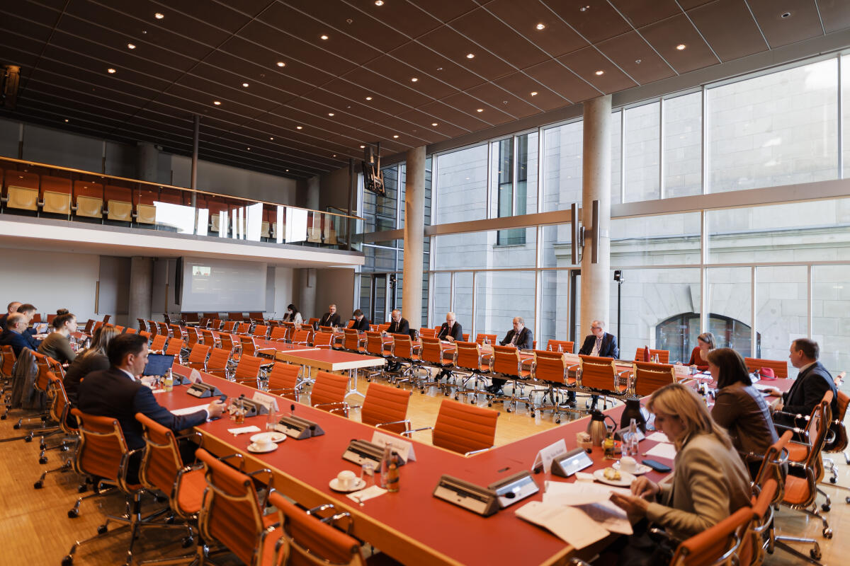 Sitzung der Kommission für den Einsatz neuer Informations- und Kommunikationstechniken und -medien unter Leitung von Bundestagsvizepräsidentin Yvonne Magwas, CDU/CSU, MdB. Blick in den Saal. Sitzung der Kommission für den Einsatz neuer Informations- und Kommunikationstechniken und -medien unter Leitung von Bundestagsvizepräsidentin Yvonne Magwas, CDU/CSU, MdB. Blick in den Saal.
