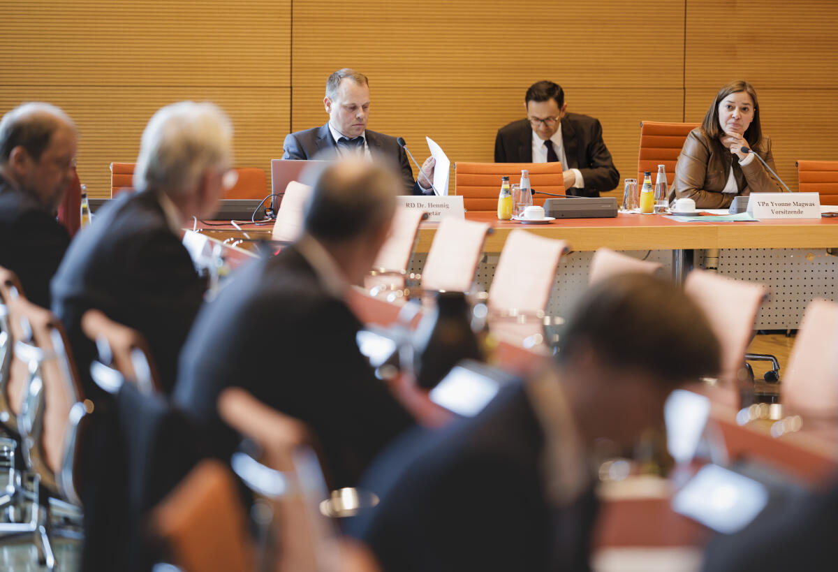 Sitzung der Kommission für den Einsatz neuer Informations- und Kommunikationstechniken und -medien unter Leitung von Bundestagsvizepräsidentin Yvonne Magwas (r), CDU/CSU, MdB. Blick in den Saal. Magwas, Yvonne Sitzung der Kommission für den Einsatz neuer Informations- und Kommunikationstechniken und -medien unter Leitung von Bundestagsvizepräsidentin Yvonne Magwas (r), CDU/CSU, MdB. Blick in den Saal.