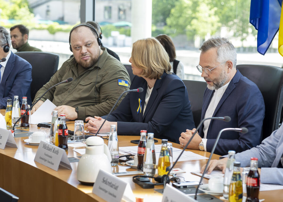Der ukrainische Parlamentspräsident Ruslan Stefantschuk (l) zu Gast im Auswärtigen Ausschuss und im Ausschuss für die Angelegenheiten der Europäischen Union. Hier mit Bundestagspräsidentin Bärbel Bas (m), SPD, MdB, und dem Vorsitzenden des Auswärtigen Ausschusses Michael Roth (r), SPD, MdB. Bas, Bärbel; Roth, Michael; Stefantschuk, Ruslan Der ukrainische Parlamentspräsident Ruslan Stefantschuk (l) zu Gast im Auswärtigen Ausschuss und im Ausschuss für die Angelegenheiten der Europäischen Union. Hier mit Bundestagspräsidentin Bärbel Bas (m), SPD, MdB, und dem Vorsitzenden des Auswärtigen Ausschusses Michael Roth (r), SPD, MdB.